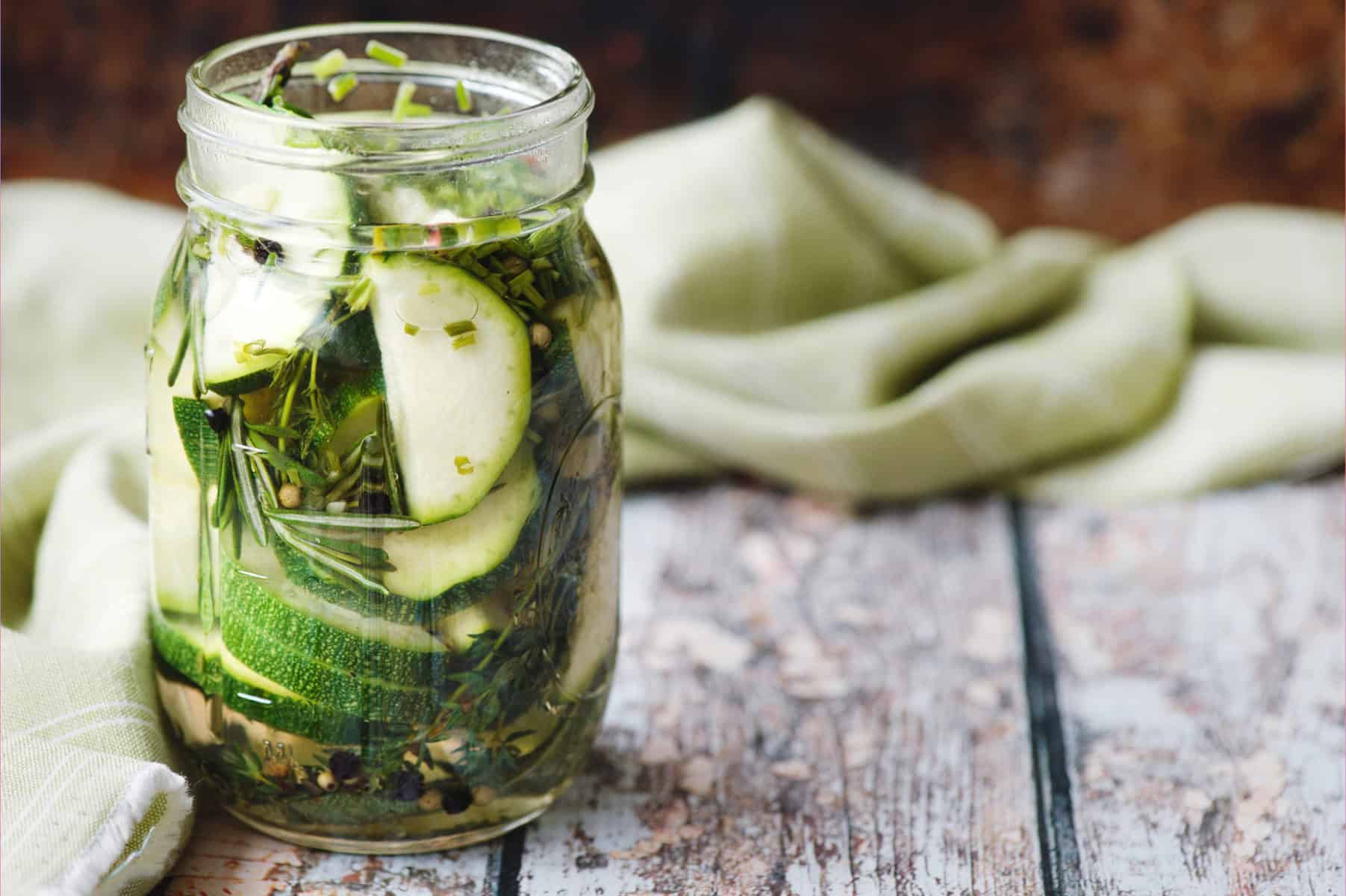 Eingelegte Zucchini in Kräutermarinade