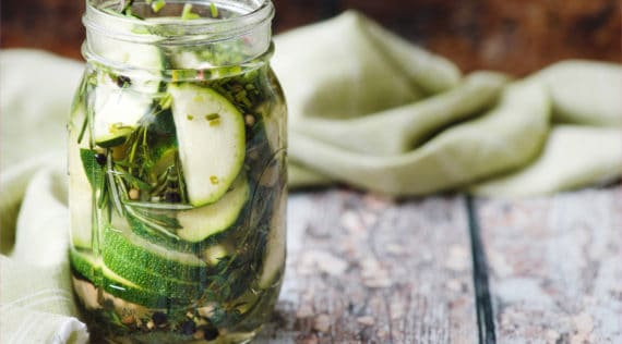 Eingelegte Zucchini in Kräutermarinade mit dem Thermomix® – Foto: shutterstock