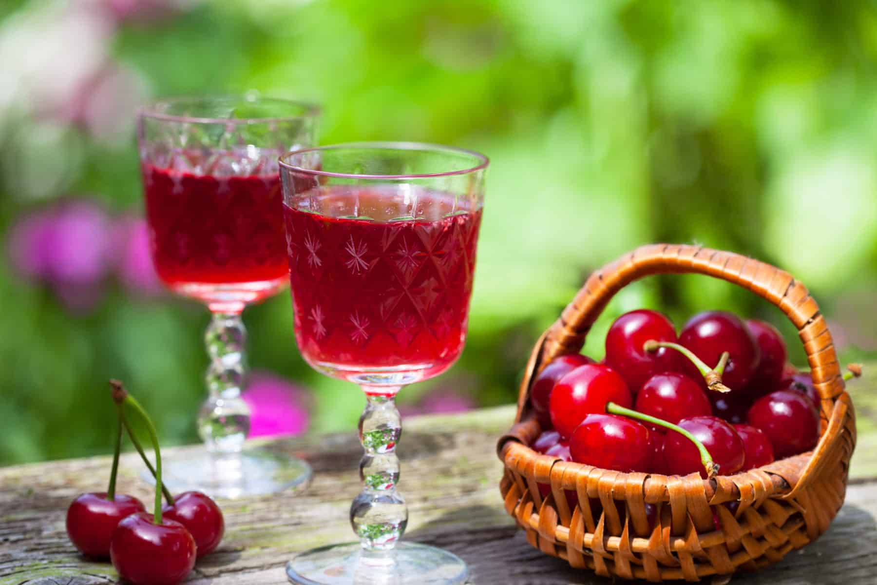 Sauerkirsch Likör Selber Machen Mit Korn Himmlischer Kirschlikör – Rezept für den Thermomix®