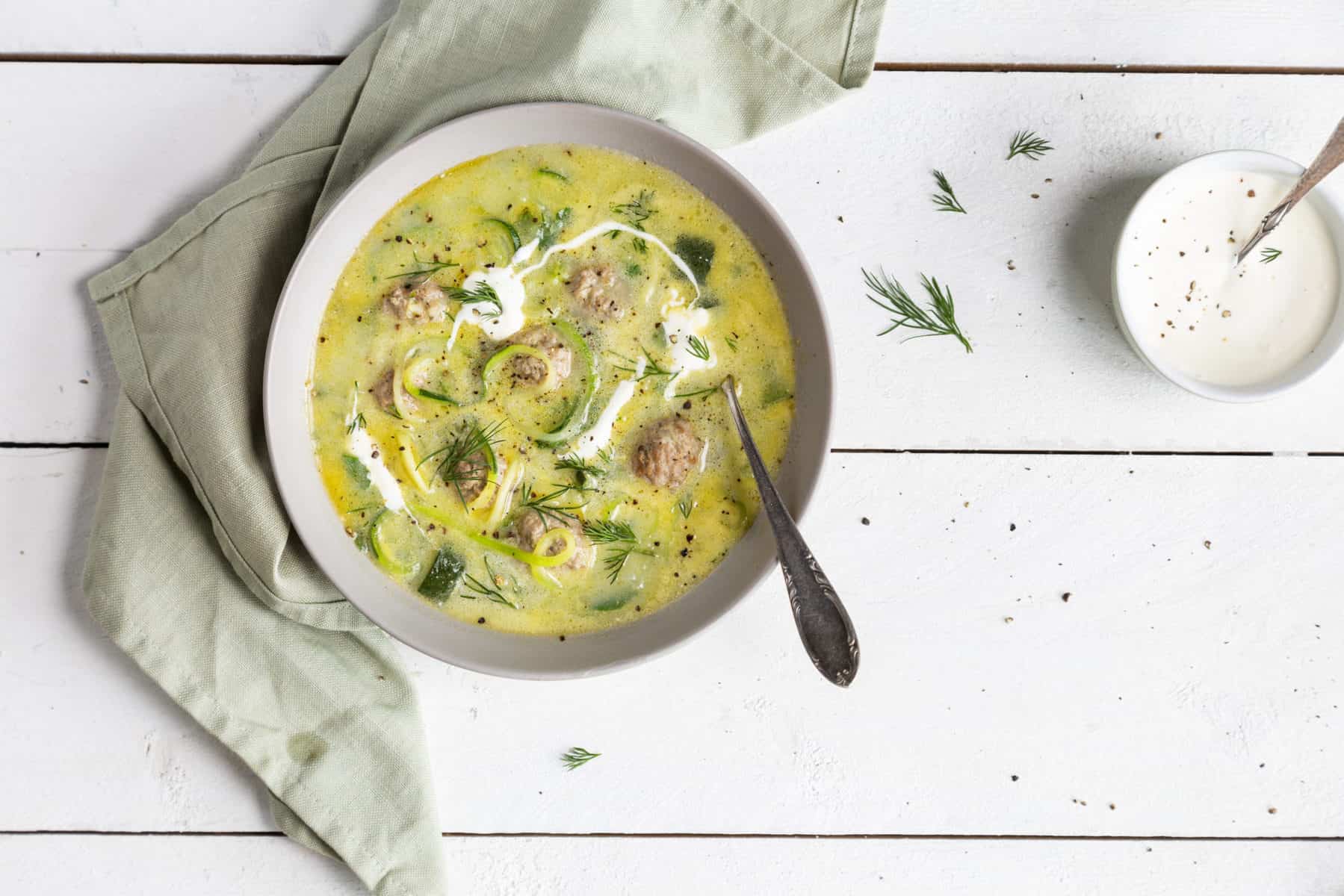 Low-Carb: Zucchini-Topf mit Hackbällchen