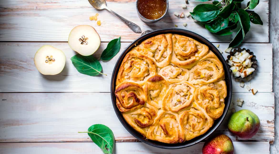 Hefeschneckenkuchen mit Marzipan und Birnen