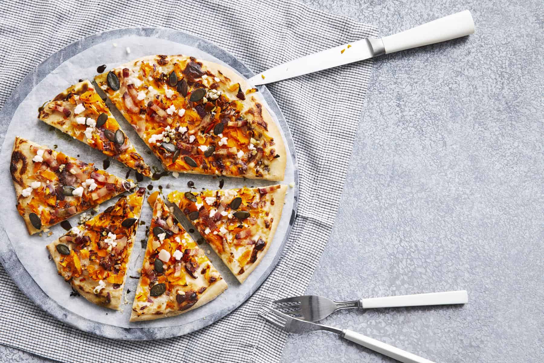 Kürbis-Pizza mit Speck mit dem Thermomix® – Foto: Jorma Gottwald