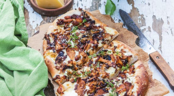 Pizza mit Pfifferlingen mit dem Thermomix® – Foto: Stockfood