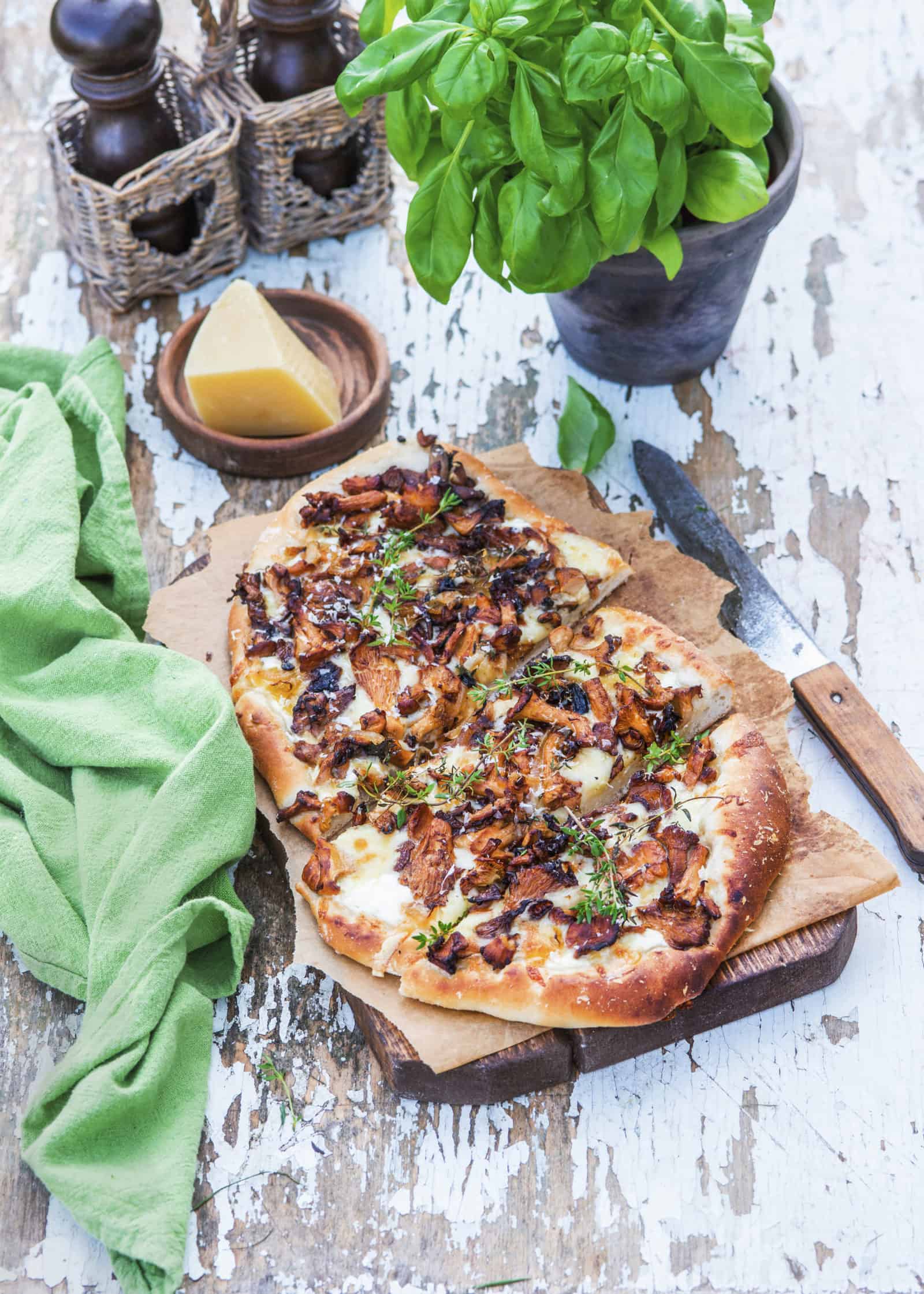 Pizza mit Pfifferlingen mit dem Thermomix® – Foto: Stockfood