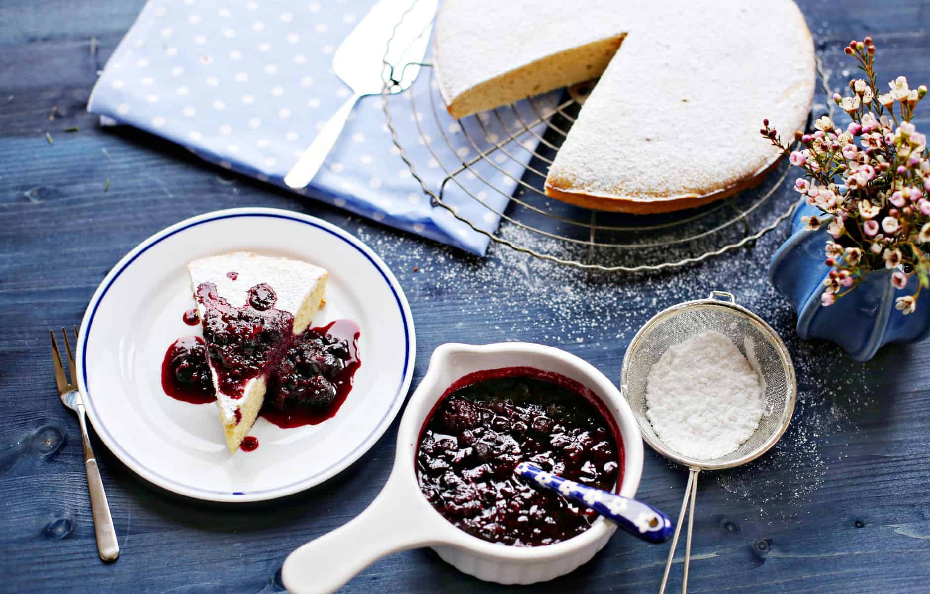 Ricottakuchen mit Beerensoße