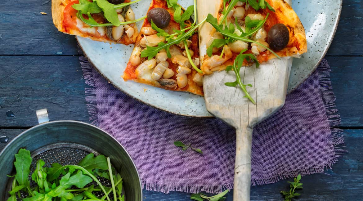 Tortilla-Pizza mit Oliven und Sardellen