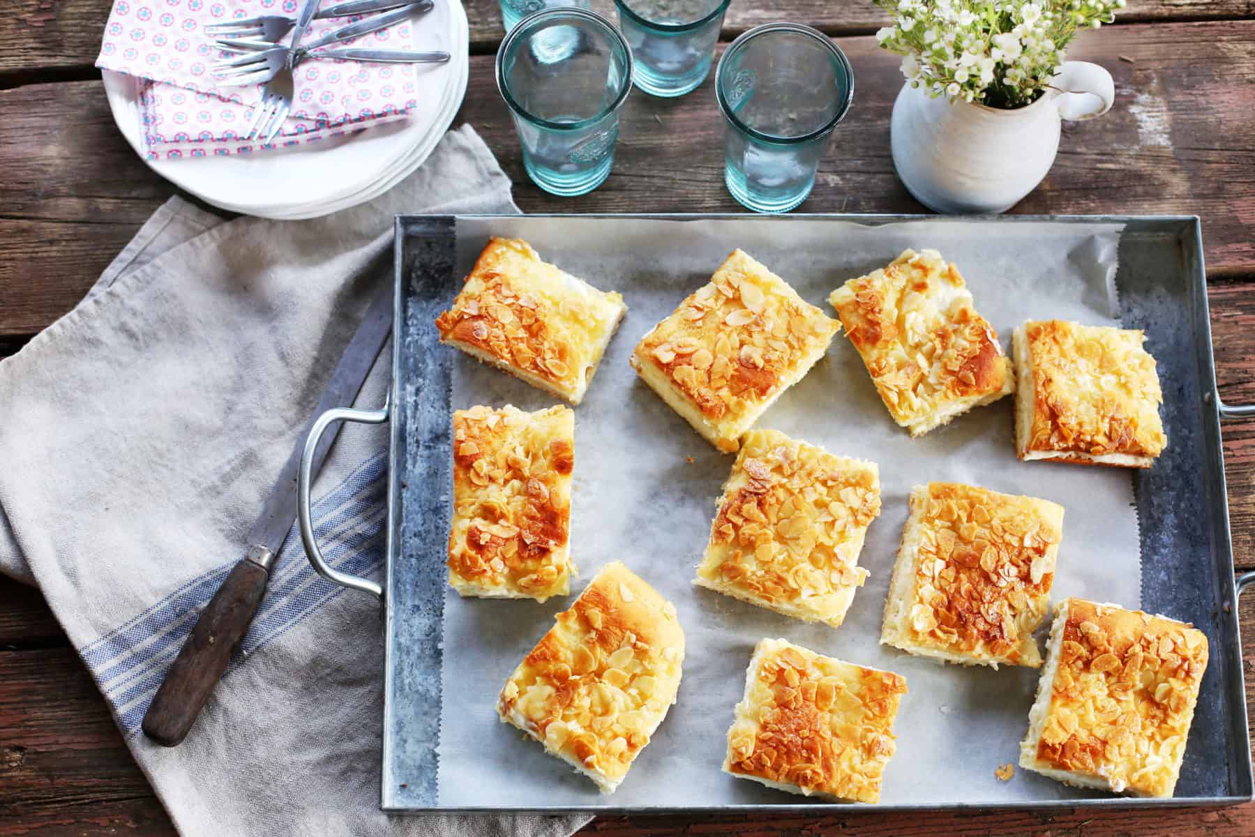 Bienenstich mit Puddingfüllung