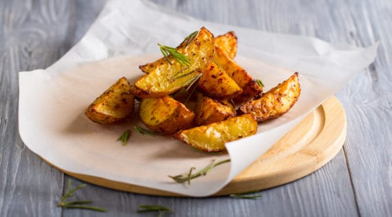 Kartoffelecken vom Grill oder aus dem Ofen mit dem Thermomix® - Foto: gettyimages/strelov