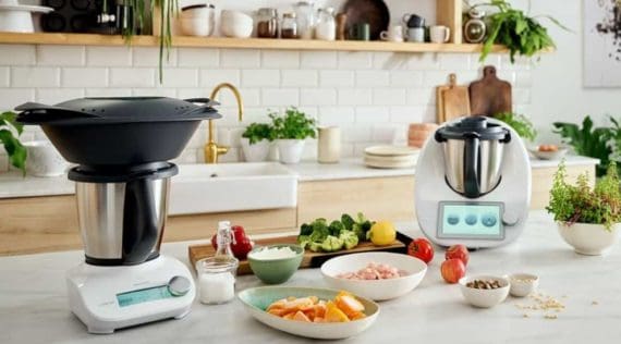 Der Thermomix® Friend und das Hauptgerät im Einsatz – Foto: Vorwerk