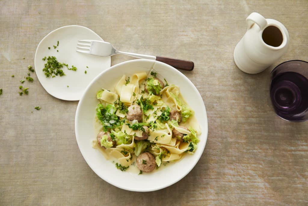 Bandnudeln mit Wirsing und Hackbällchen – Rezept für den Thermomix® Bandnudeln mit Wirsing und Hackbällchen – Rezept für den Thermomix®