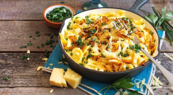 Käsespätzle mit gerösteten Zwiebeln – Foto: Ira Leoni