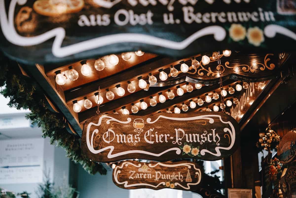 Auf dem Weihnachtsmarkt – Foto: Roman Kraft für Unsplash