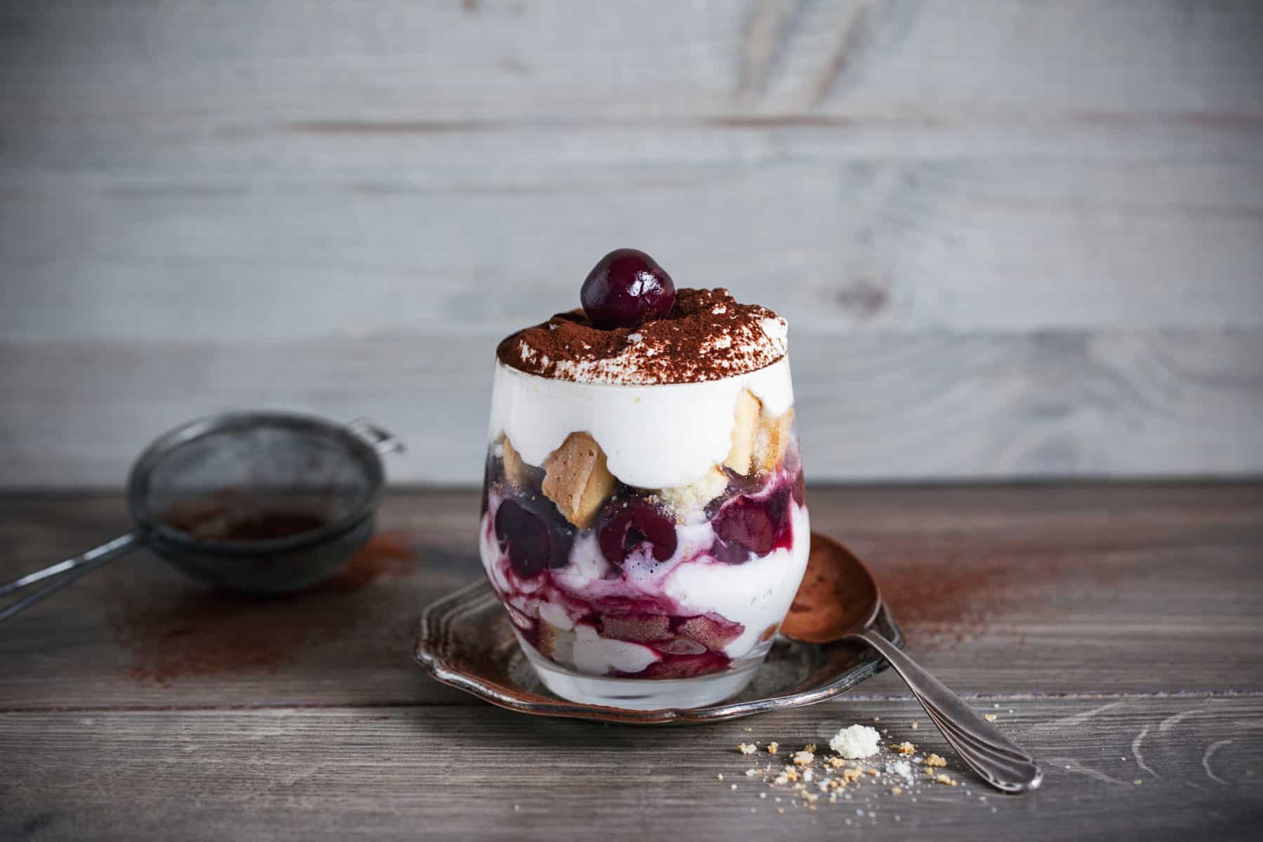 Tiramisu mit Kirschen und Marzipan