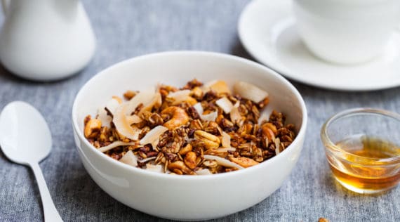 Low Carb Müsli aus dem Thermomix® – Foto: gettyimages / AnnaPustynnikova