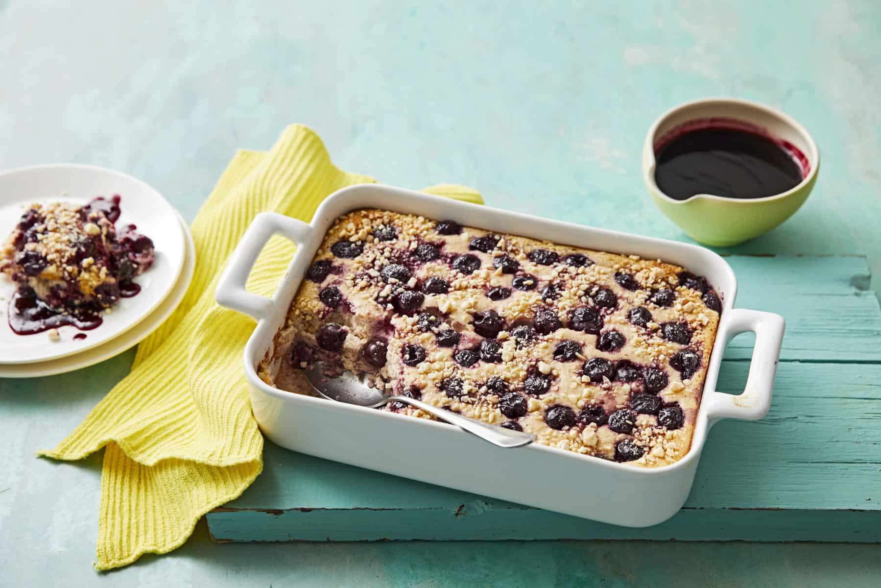 Süßer Auflauf mit Quark und Kirschen