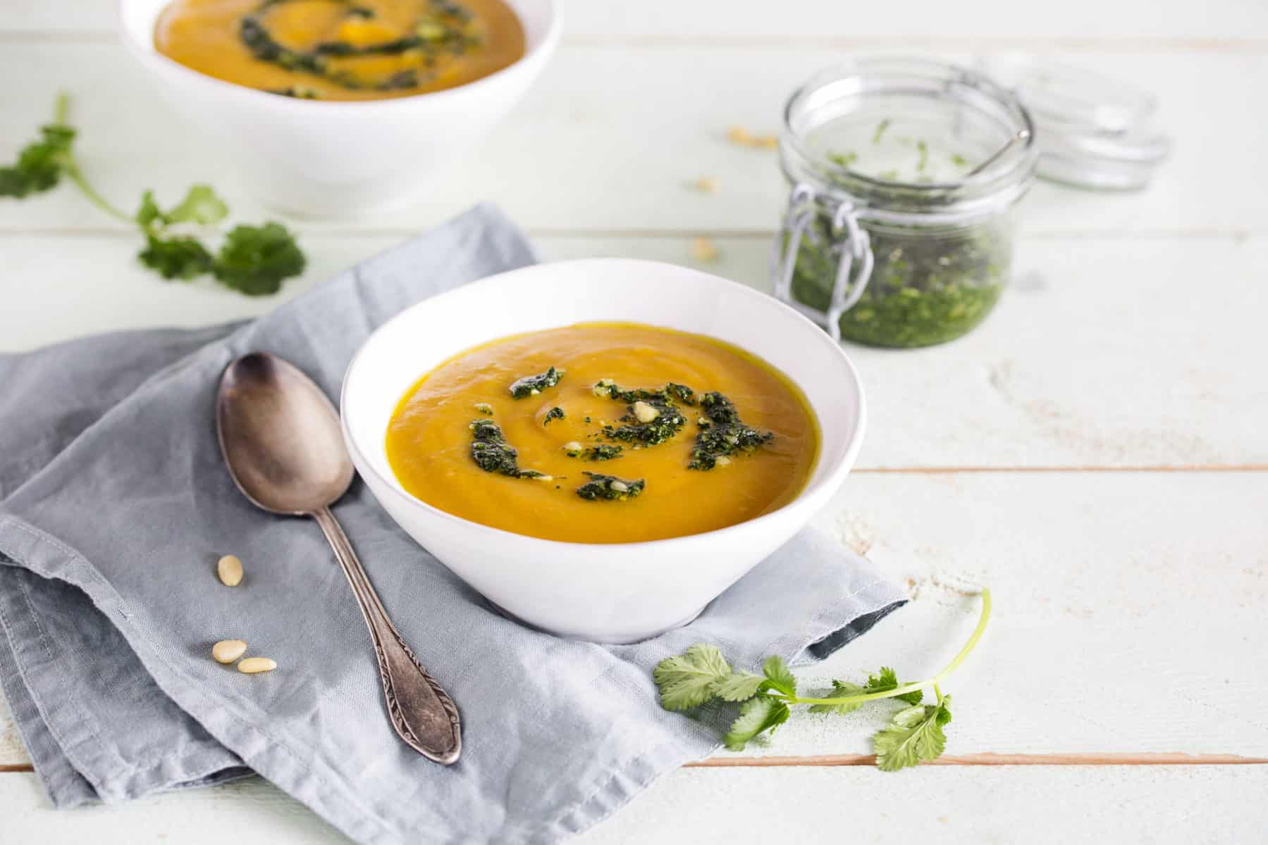 Süßkartoffelsuppe mit grünem Pesto