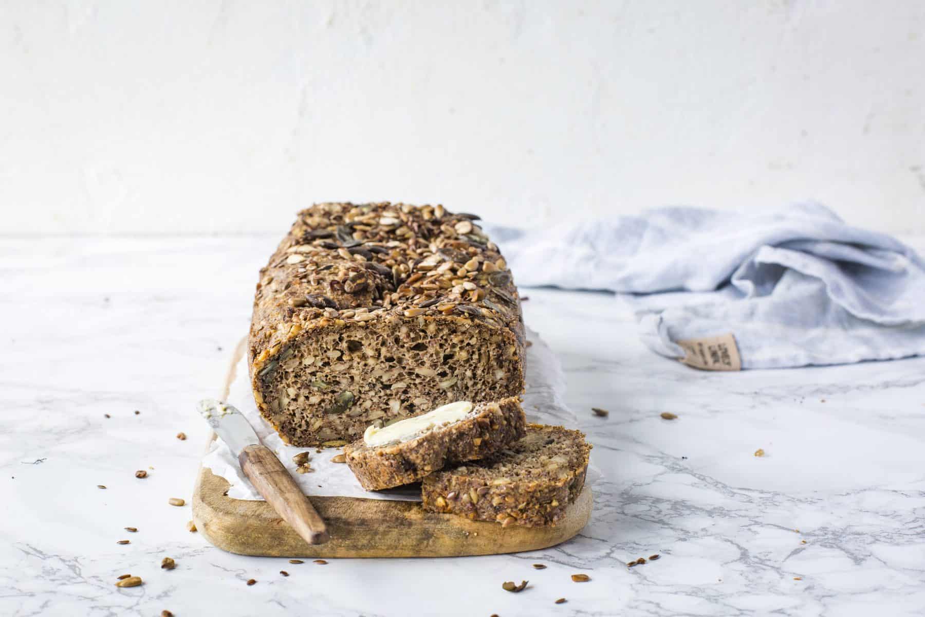 Saftiges Low-Carb-Brot mit Nüssen und Kernen