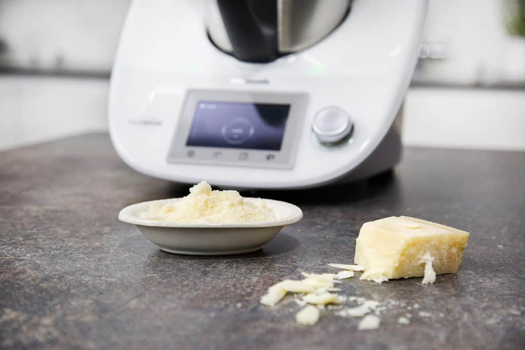 Käse reiben mit dem Thermomix® – Foto: falkemedia