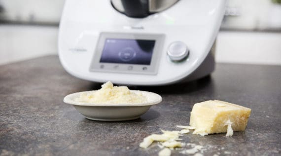 Käse reiben mit dem Thermomix® – Foto: falkemedia