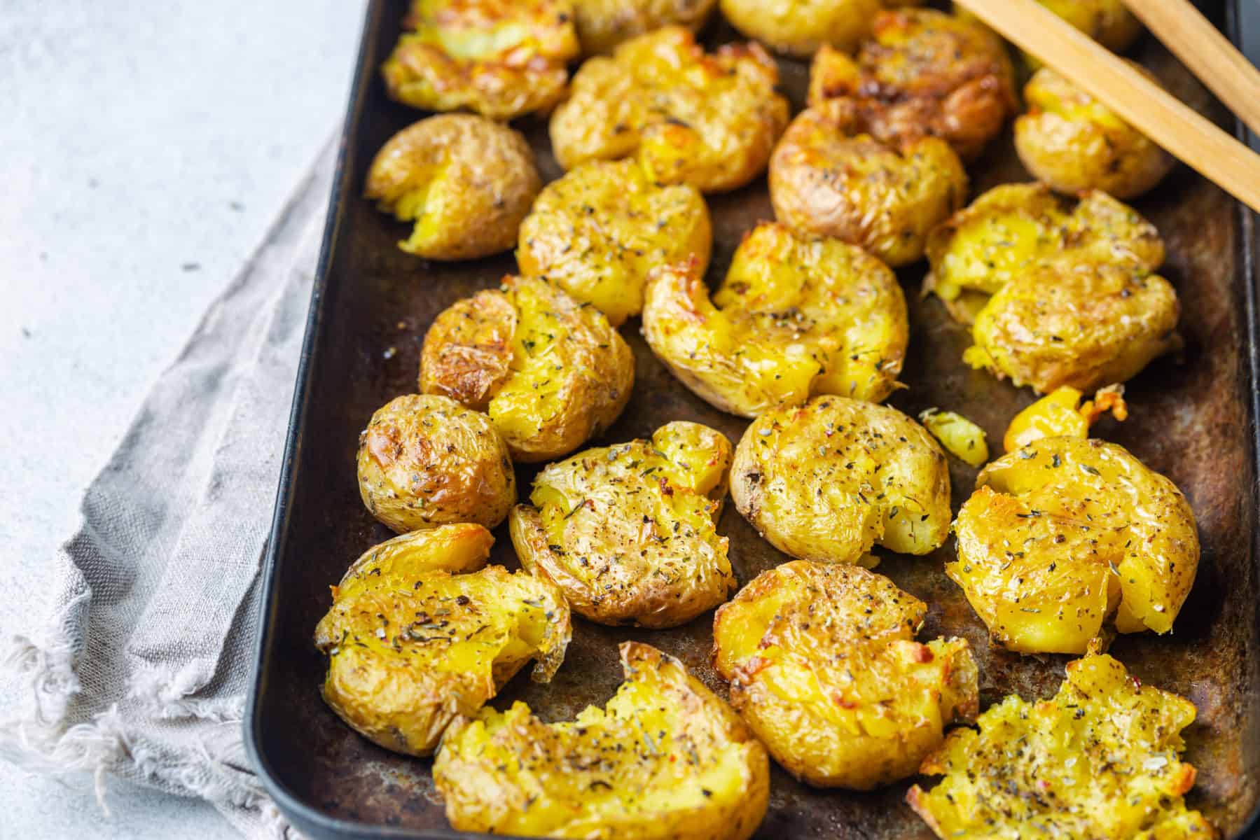 Knusprige Smashed Potatoes mit Knoblauch