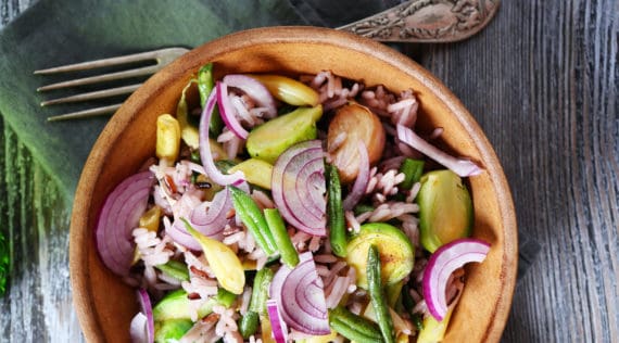 Rosenkohlsalat mit Reis & Bohnen - Foto: Olha Afanasieva/Shutterstock.com