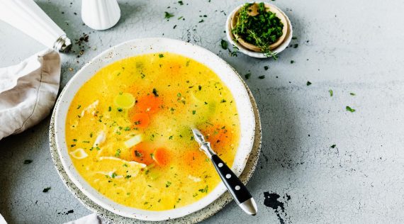 Ein Teller mit Hühnersuppe aus dem Thermomix® – Foto: Désirée Peikert