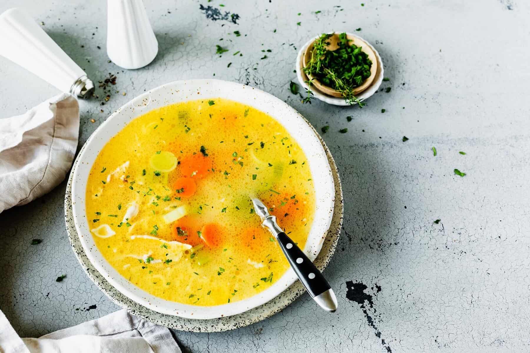 Ein Teller mit Hühnersuppe aus dem Thermomix® – Foto: Désirée Peikert