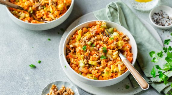 Zwei Schalen mit Karotten-Apfel-Salat aus dem Thermomix® – Foto: Anna Gieseler