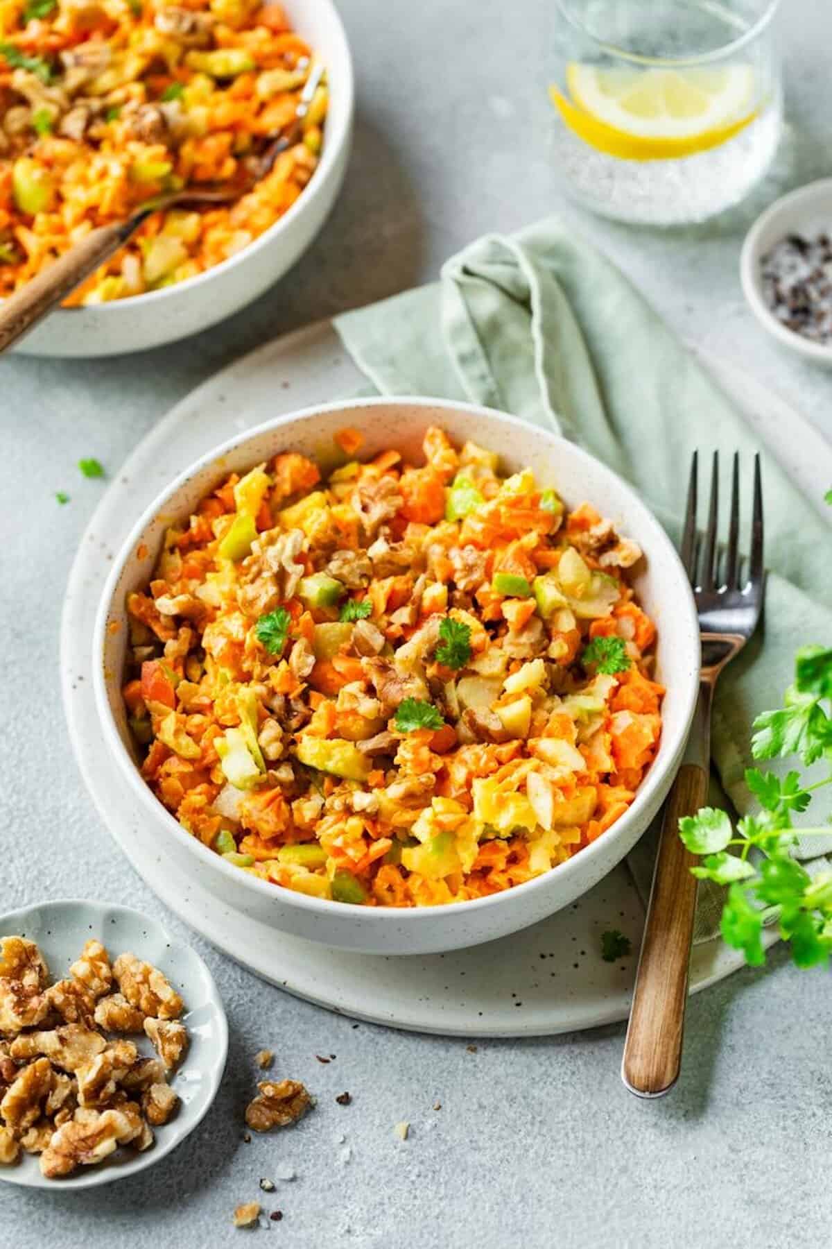 Zwei Schalen mit Karotten-Apfel-Salat aus dem Thermomix® – Foto: Anna Gieseler