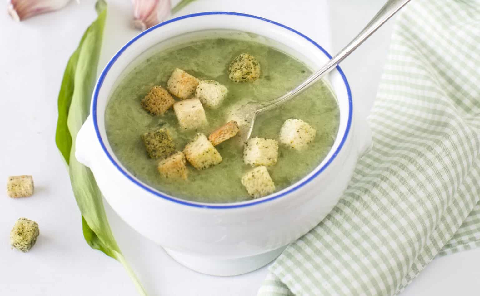 Bärlauchsuppe mit Petersiliencroûtons