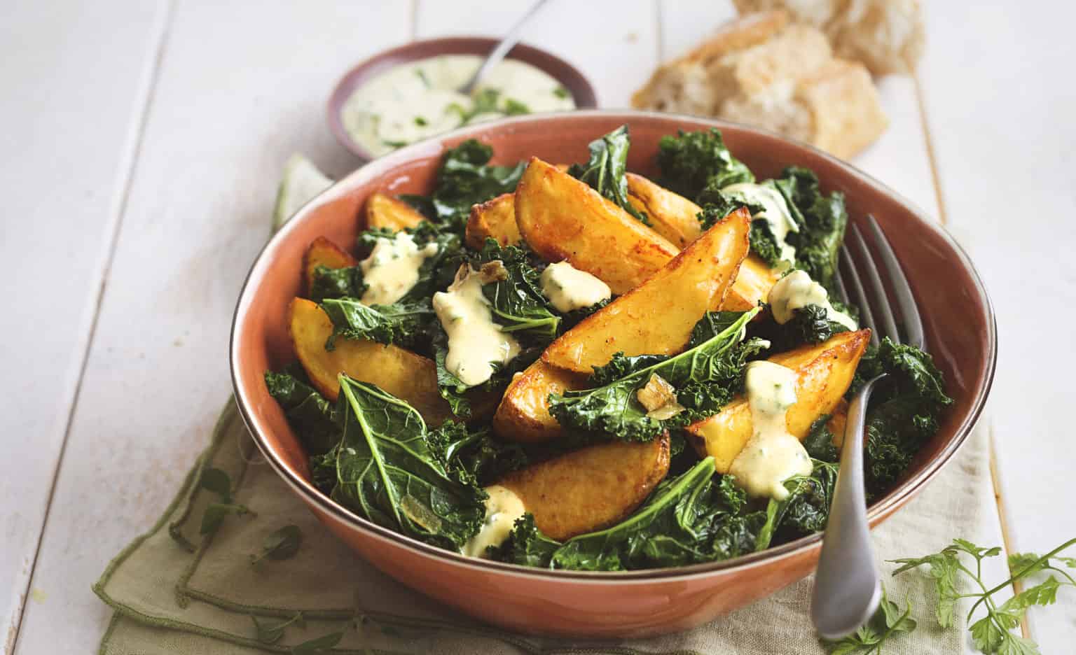 Grünkohlsalat mit Kartoffelspalten und Senfdressing