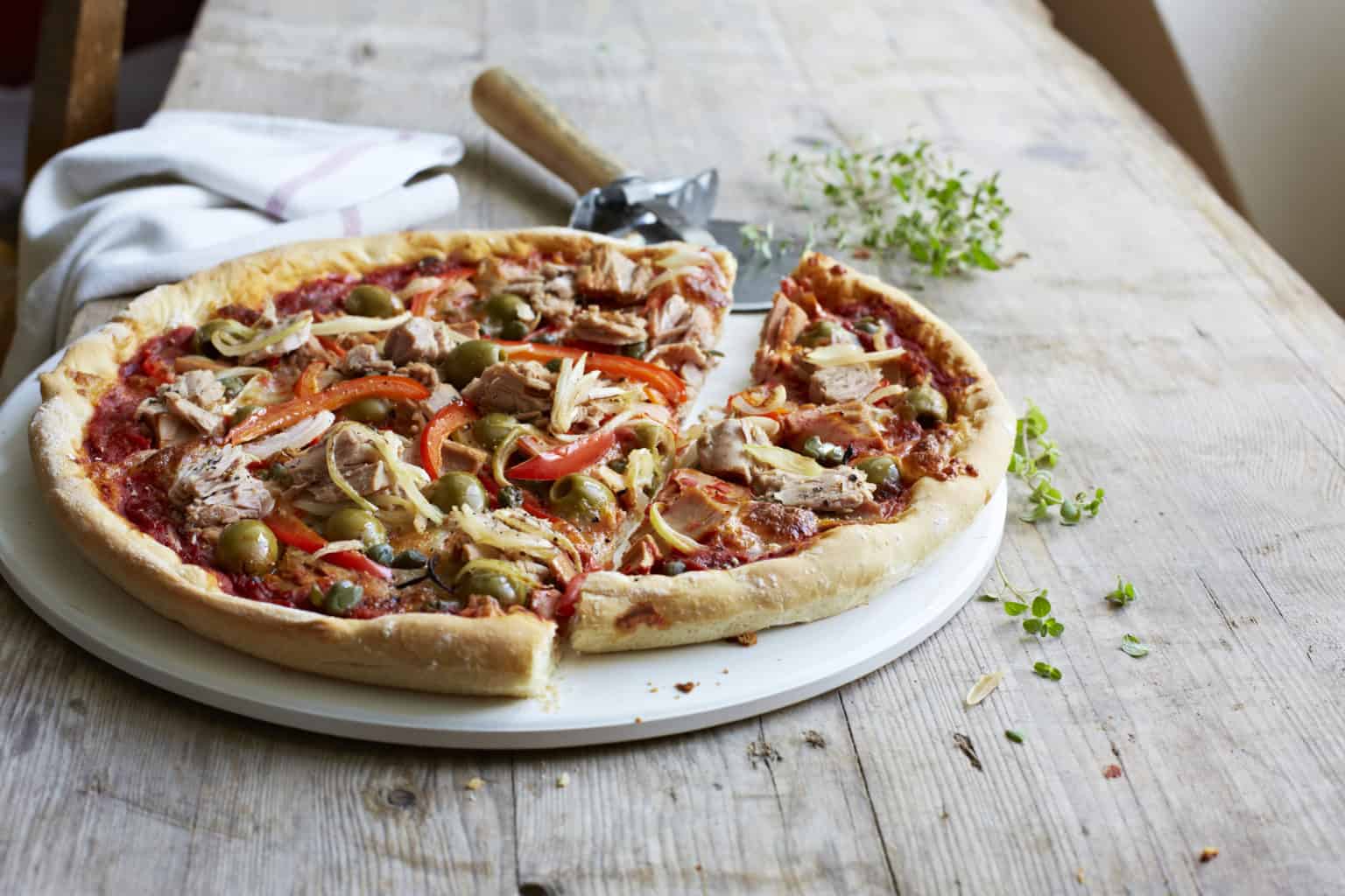 Thunfischpizza mit Paprika und Oliven