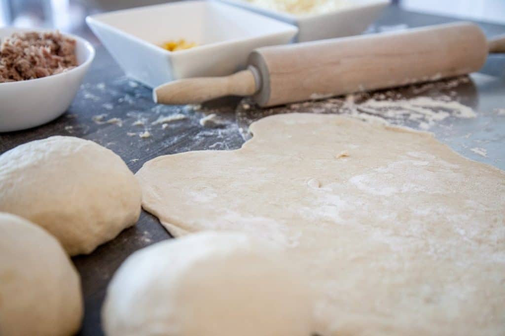 Pizzateig ausrollen – Foto: Hardy Kloßek / Pixabay