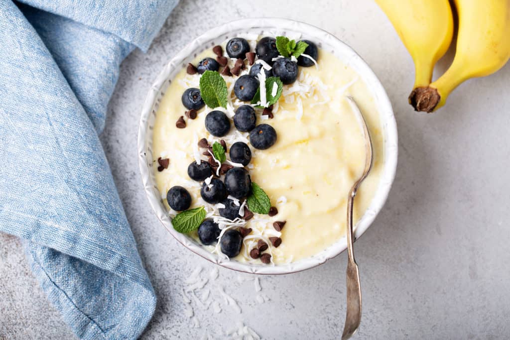 Bananeneis aus dem Thermomix® mit Früchten und Schokostückchen – Foto: gettyimages / VeselovaElena