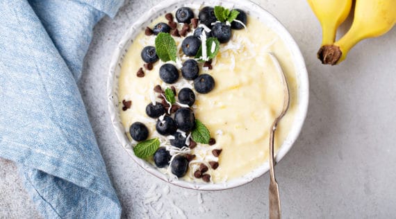 Bananeneis aus dem Thermomix® mit Früchten und Schokostückchen – Foto: gettyimages / VeselovaElena