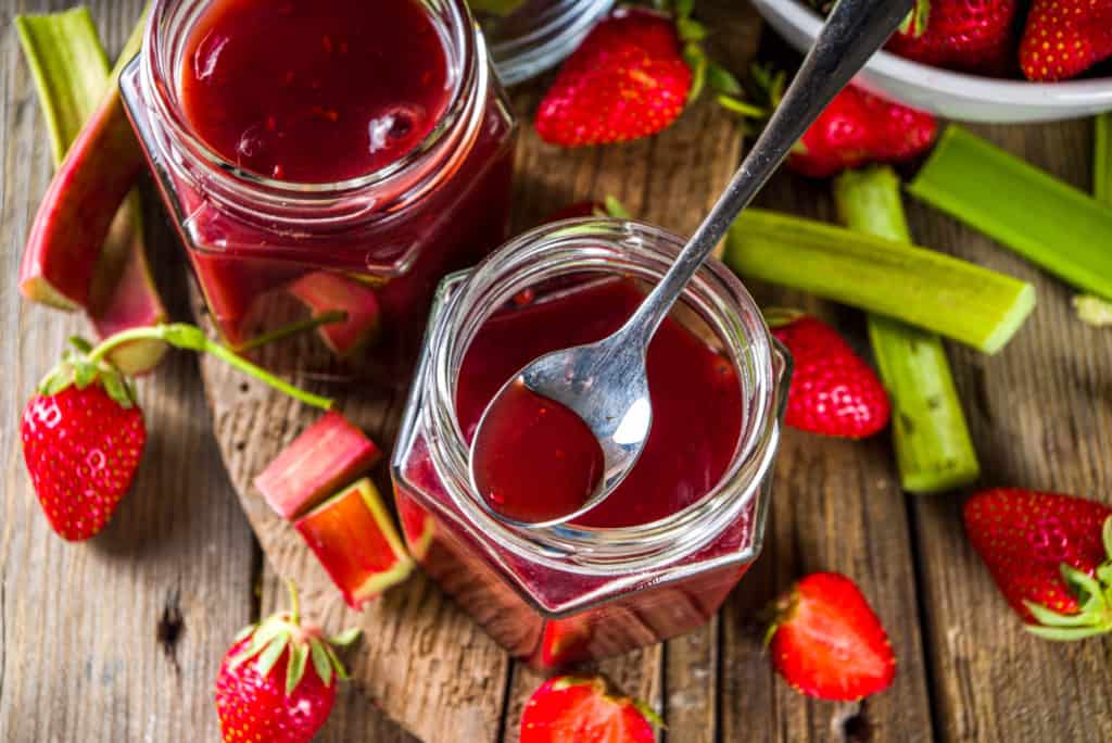 Rhabarber-Erdbeermarmelade aus dem Thermomix® - Foto: gettyimages / Rimma_Bondarenko