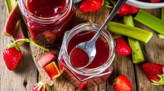 Rhabarber-Erdbeermarmelade aus dem Thermomix® - Foto: gettyimages / Rimma_Bondarenko