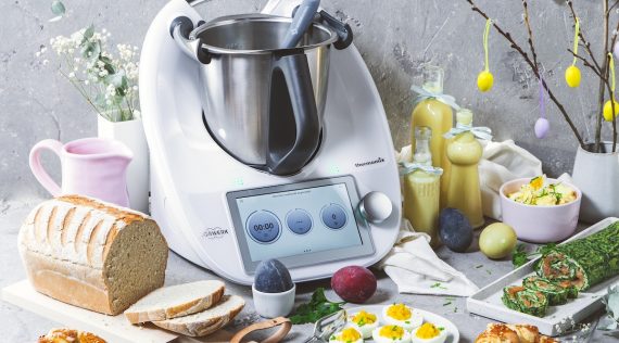 Osterbrunch mit dem Thermomix®. Das Gerät inmitten vieler Leckereien