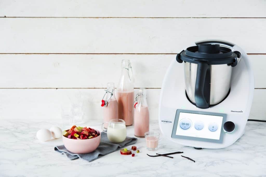 Rhabarber-Eierlikör in Flaschen vor dem Thermomix® – Foto: Anna Gieseler