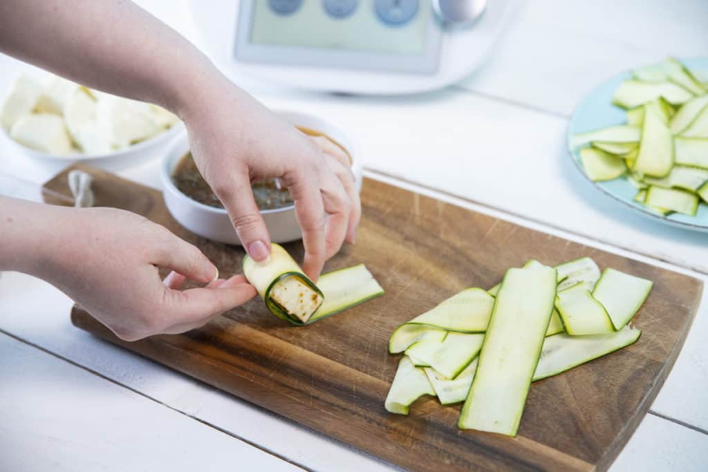 Halloumi-Spieße, Zucchini um die Käsewürfel wickeln – Foto: Kathrin Knoll