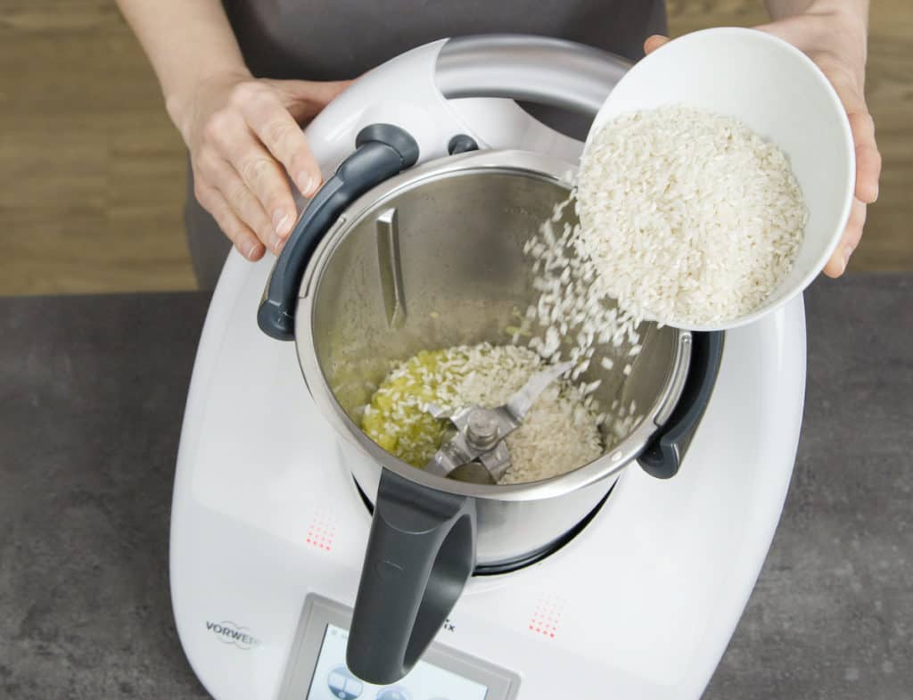 Risotto-Reis in den Thermomix® geben – Foto: falkemedia