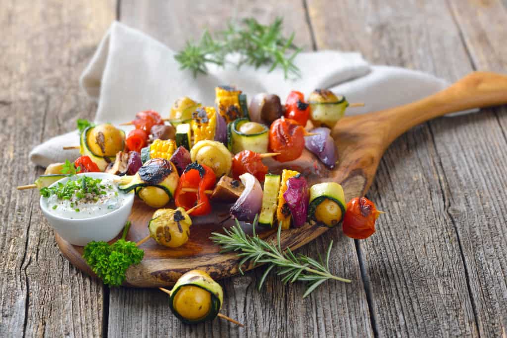 Gemüsespieße zum Grillen - Foto: gettyimages / kabVisio