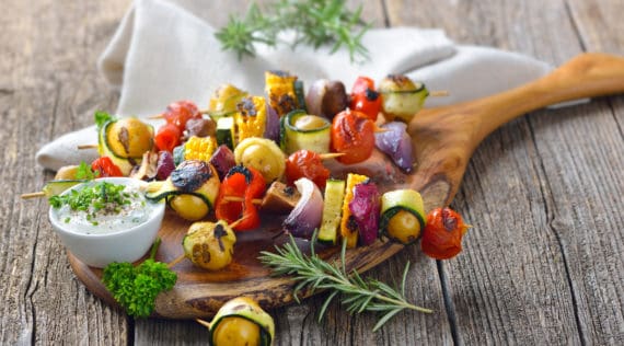 Gemüsespieße zum Grillen - Foto: gettyimages / kabVisio