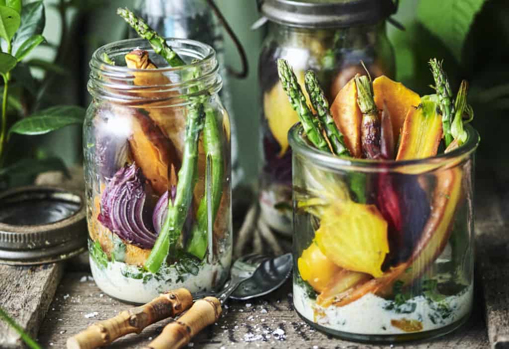 Ofengemüse-Salat mit Knoblauch-Senf-Dressing - Foto: © StockFood / Bauer Syndication