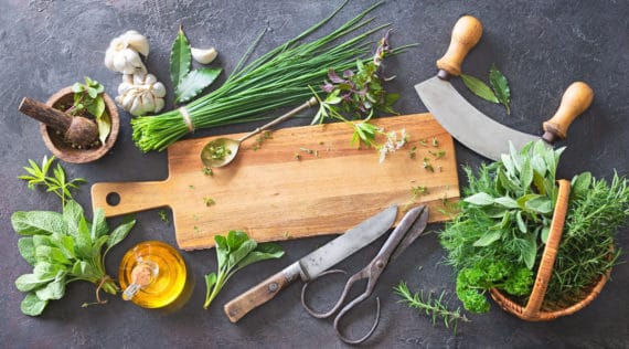 Schnittlauchöl mit dem Thermomix® | Foto: gettyimages / AlexRaths