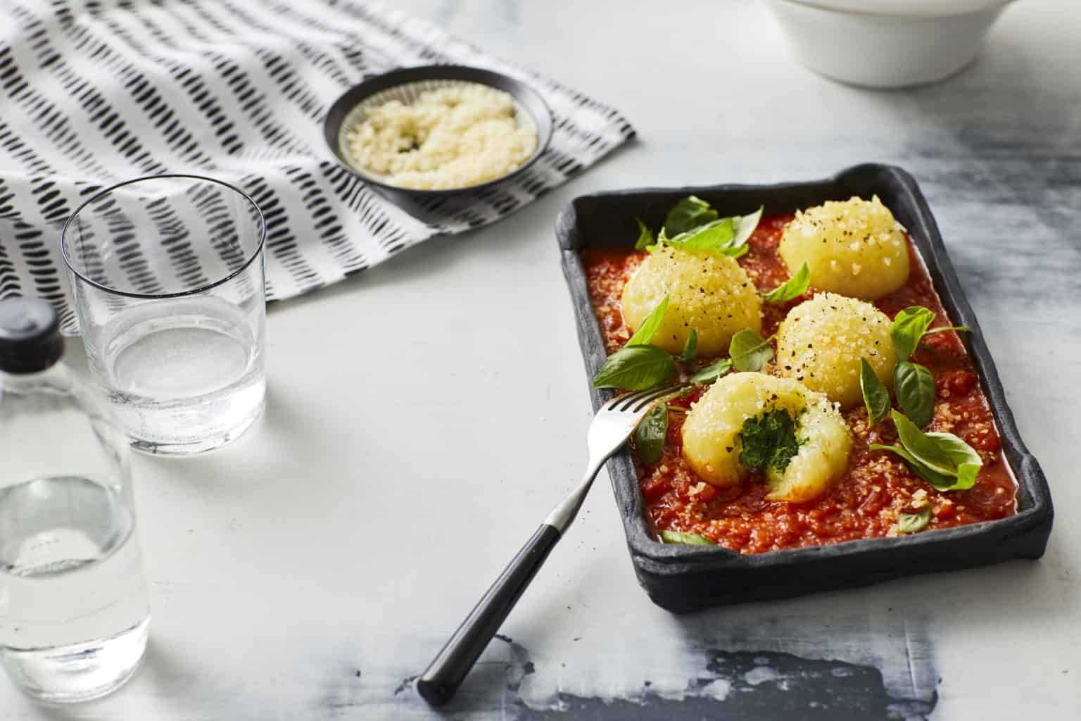 Spinatknödel mit Tomatensoße