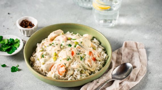 Ein Teller mit Hühnerfrikassee mit dem Thermomix® – Foto: Anna Gieseler