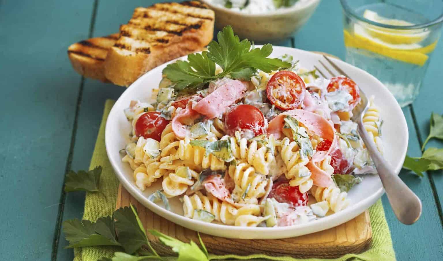Griechischer Nudelsalat mit Zaziki-Dressing