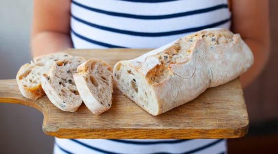 Oliven-Ciabatta mit dem Thermomix® - Foto: gettyimages / AnnaPustynnikova