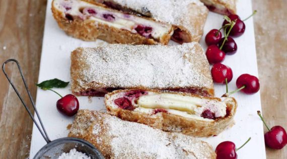 Quarkstrudel mit Kirschen mit dem Thermomix® - Ira Leoni